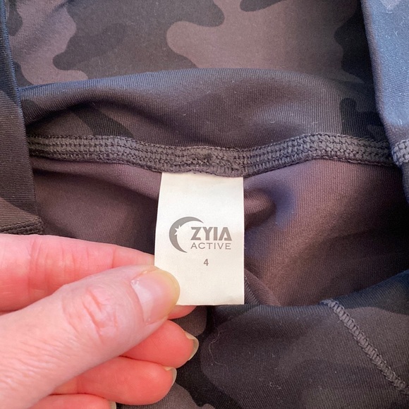 ZYIA Active Forest Camo Luxe High-Rise Capri Leggings 4 - Picture 5 of 7
